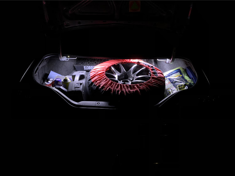 シルビアのLEDテープ・トランク・ラゲッジ・ルームランプ・LED化に関するカスタム事例の投稿画像3枚目