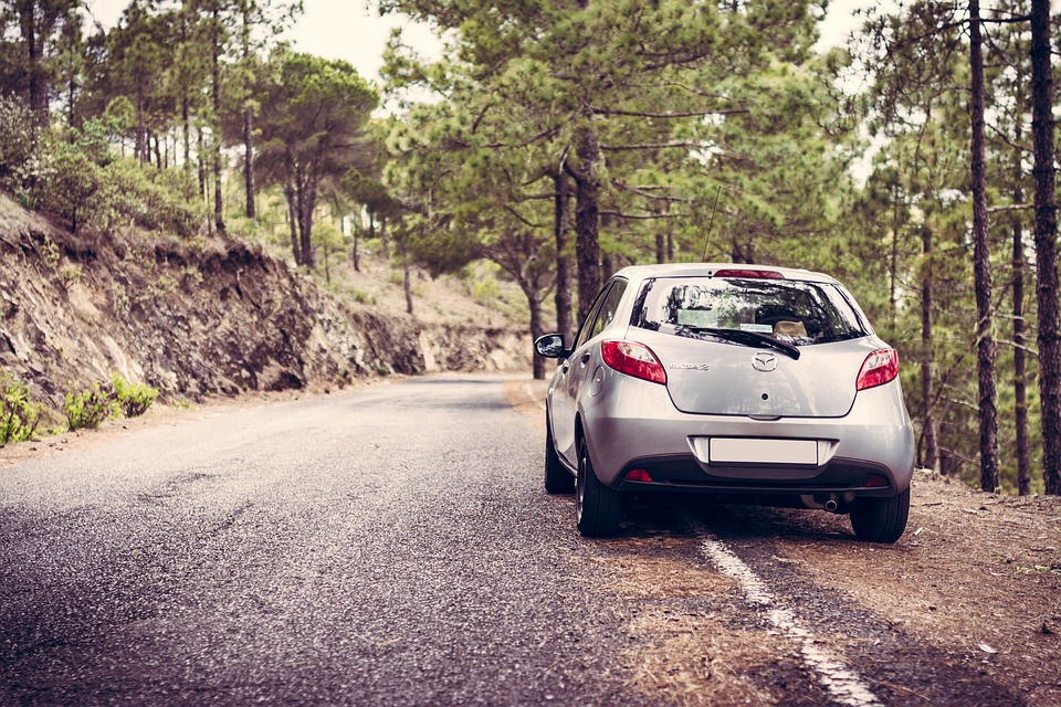 car parked on an isolated road can be dangerous, one of the tips for pre-wedding photoshoot in Goa  