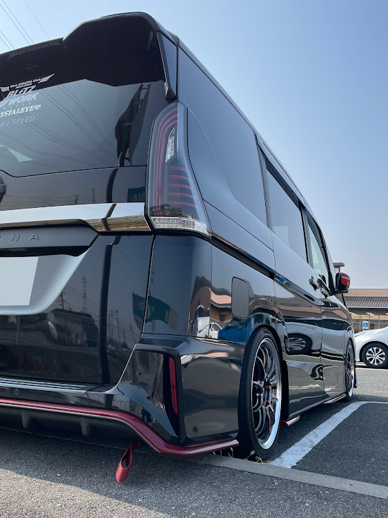 セレナのいつもイイネ&コメントありがとうございます🙇‍♂️・二軒屋商店・車高詐欺・クリスタルアイテールランプ・車高に関するカスタム事例の投稿画像2枚目