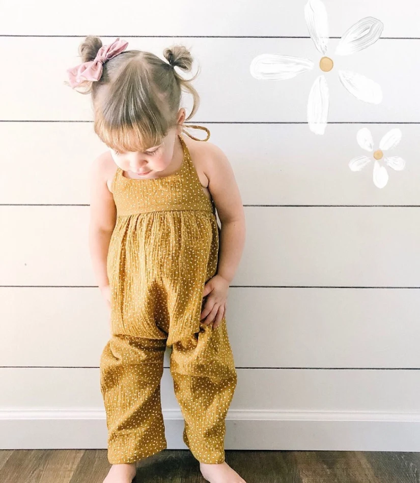 Baby Gember Geel Gestippeld Bloemen Romper Jumpsuit. Een schattige en comfortabele romper voor je baby, ideaal om in te spelen.