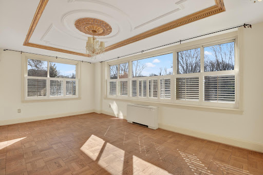 Bright living room parquet and gold moldings - Buy this luxury property in Washington, 2 bedrooms
