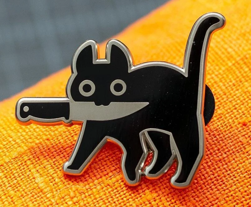 Cowboy badge zwarte kat met mes een stoere accessoire voor liefhebbers van unieke designs, toon je eigen stijl met deze opvallende badge.