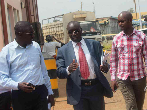 Busia CEC for Public Works Bernard Yaite(in suit) takes the visiting team from Trade Mark East Africa, DFID, KeNHA and at Busia customs on Monday/ JANE CHEROTICH.