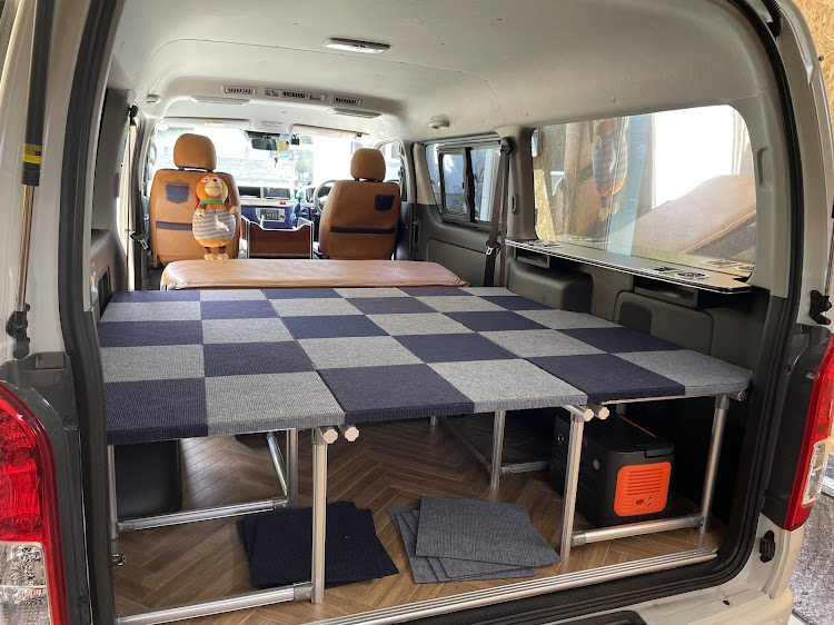 ハイエースバンのオリジナルベッド・ハイエース・ドイエーース・DIYに関するカスタム事例の投稿画像1枚目