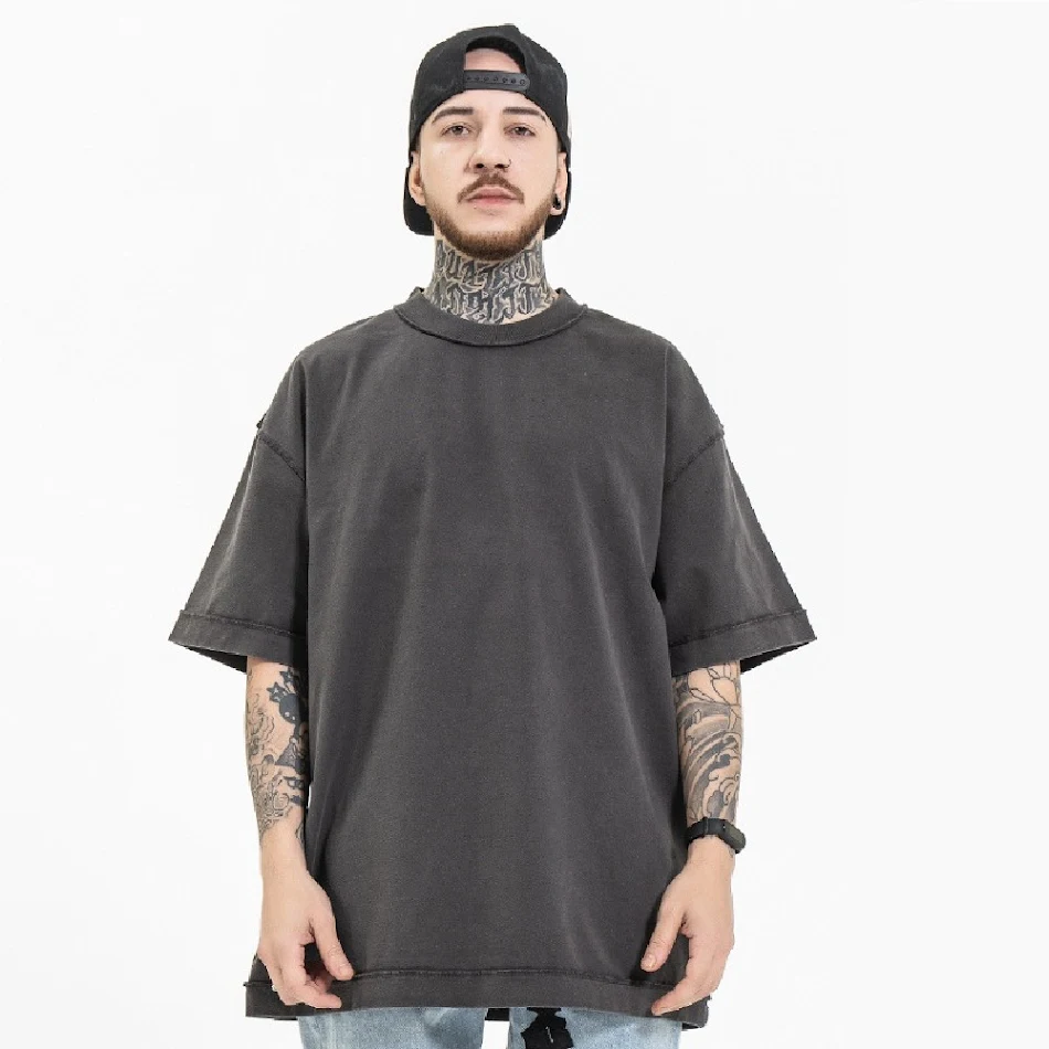 Zwaar gewassen effen gekleurd heren T-shirt met dropped shoulders, comfortabel en perfect voor dagelijks gebruik.