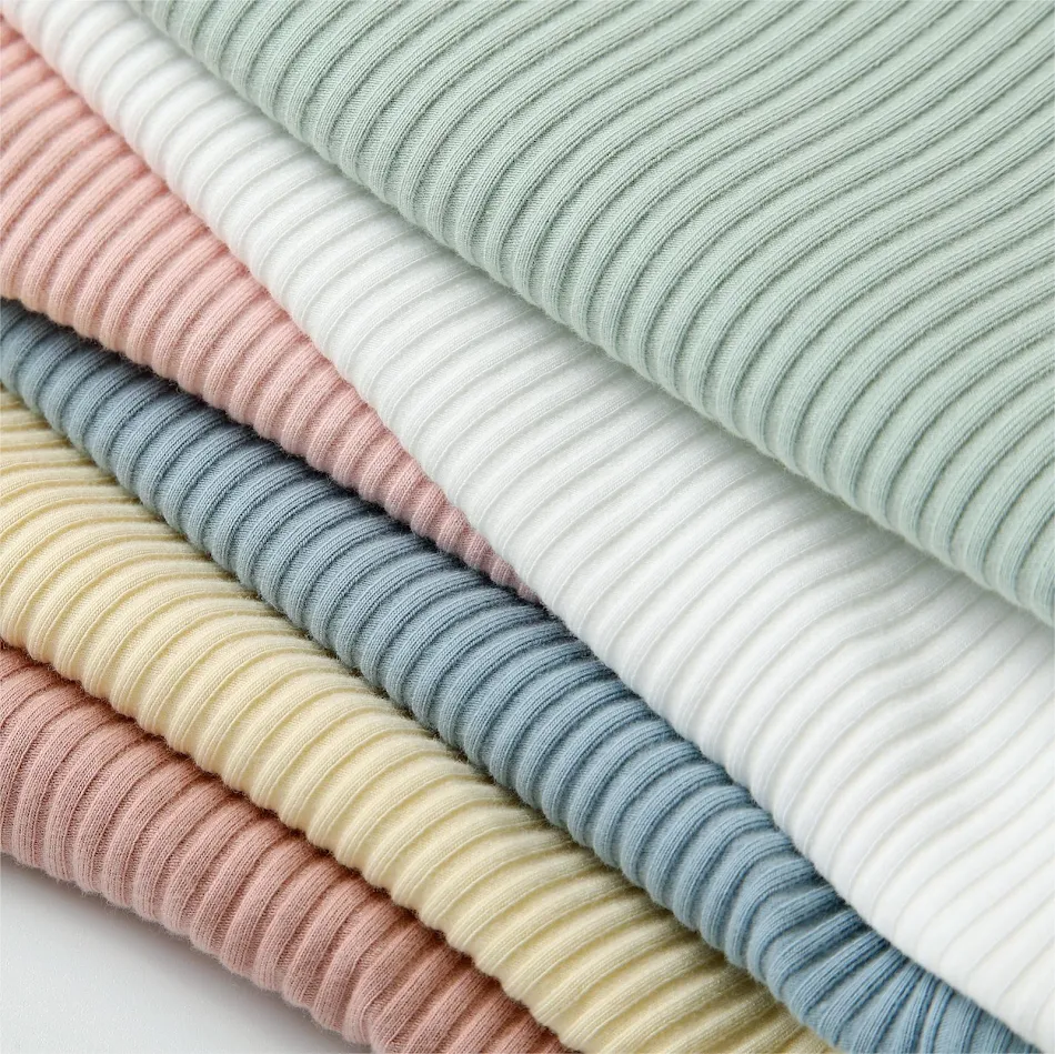 Dunne babyromper in effen kleur. Ademend en lichtgewicht, ideaal voor warme nachten en comfort overdag. Zacht en comfortabel.