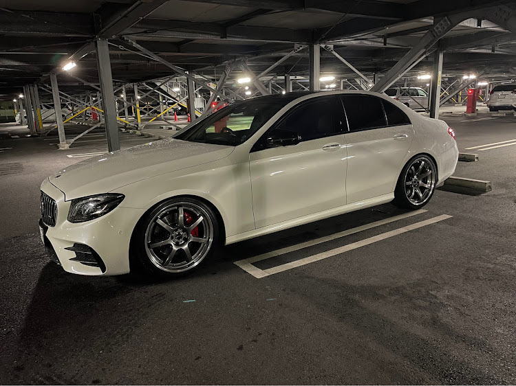 Eクラス セダンのiKform pro2・ながら洗車阿修羅・立体駐車場・夜に撮影に関するカスタム事例の投稿画像7枚目