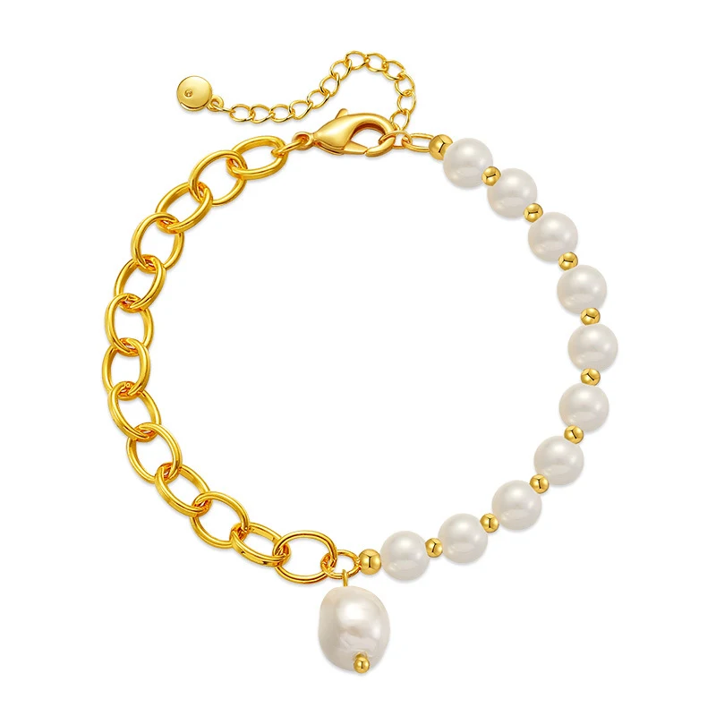 Bracelet femme en perles de coquillage avec chaîne en forme de O et coutures. Un bijou élégant et raffiné pour sublimer votre poignet au quotidien.