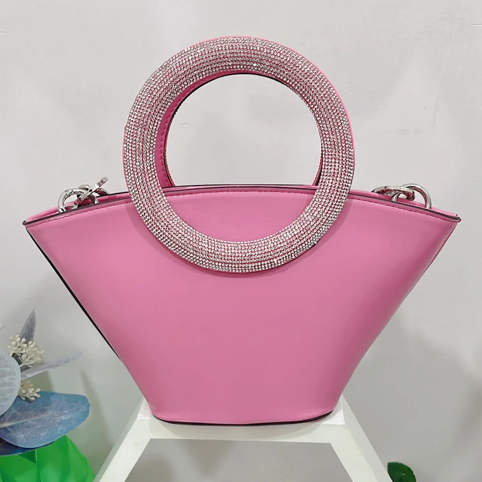 Cesta portátil con asa redonda de diamante. Lleva tus cosas con estilo y comodidad. Perfecta para compras, picnics y más.