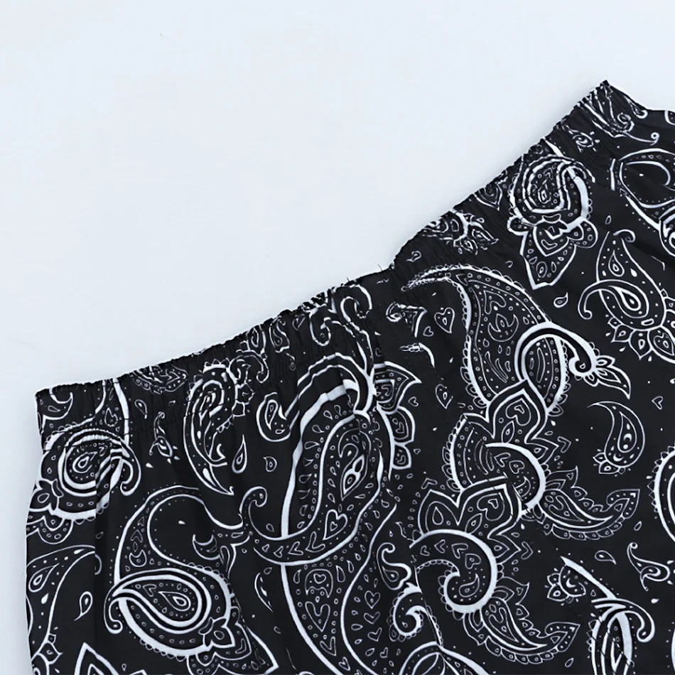Shorts da uomo con stampa paisley integrale, perfetti per l'estate, comodi ed eleganti, ideali per un look moderno e casual.