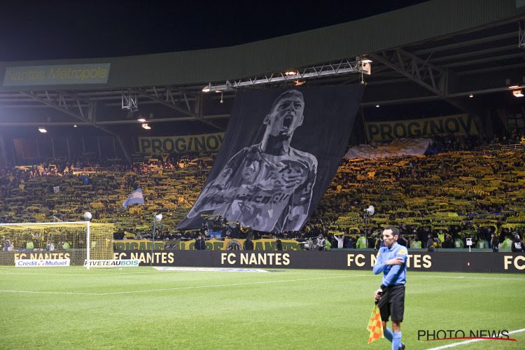 ? #PlayforSala: spelers en supporters FC Nantes nemen afscheid van betreurde spits met indrukwekkend eerbetoon