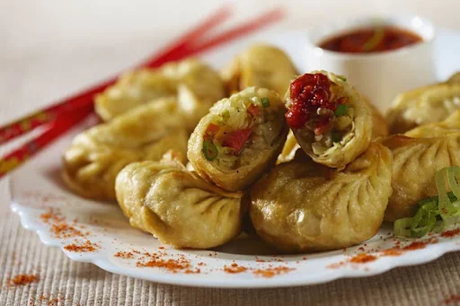 Crispy Fried Veg Momos In Peri Peri Sauce [6 Pieces]