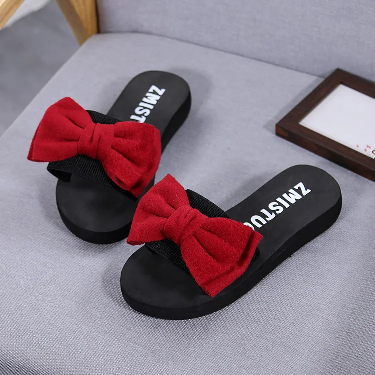 Pantofole fashion con fiocco antiscivolo Goditi stile e sicurezza con queste comode ed eleganti pantofole per la casa, ideali per te.