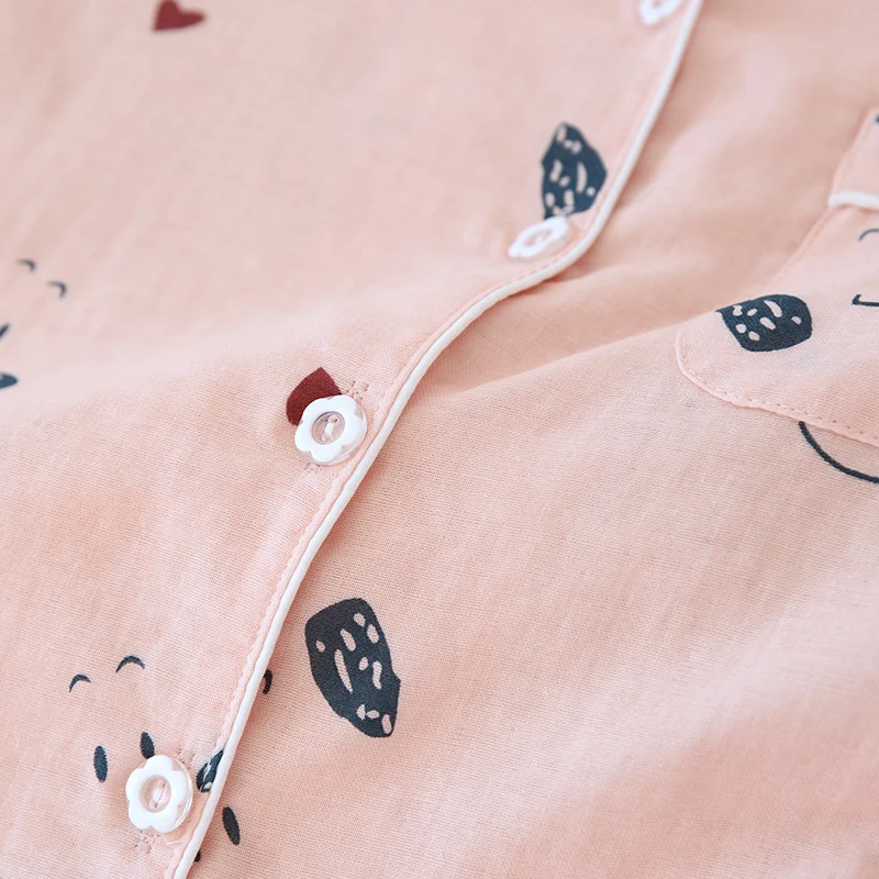 Gaze pyjama met lange mouwen cardigan voor alle seizoenen. Ademend comfort en stijlvol voor koele of ontspannen nachten.