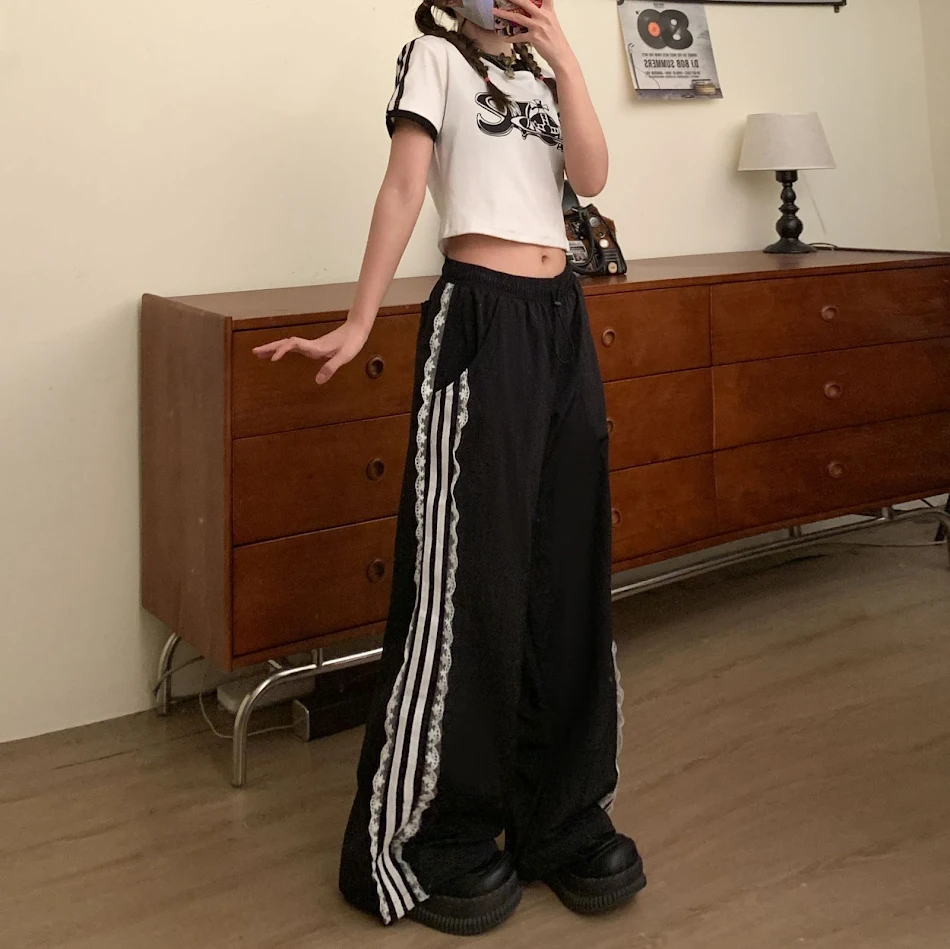 Sportliche schwarze Hose mit Spitzenbesatz am Saum, für Training und Freizeit. Bietet Komfort und Stil, ideal für aktive Frauen.