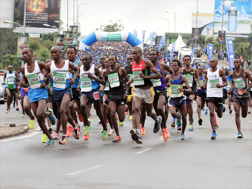 Participants of 21 km race during 2017 Standard Chartered Marathon /OLIVER MORGAN