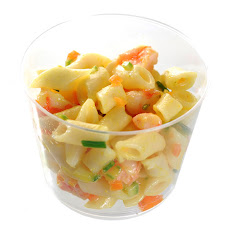 Mini cup de penne com camarão, mostarda doce, cebola, abobrinha e cenoura