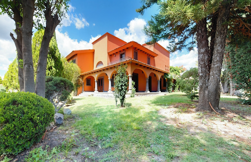 Orange villa with wooded garden - Buy this luxury house in Juriquilla, 4 bedrooms
