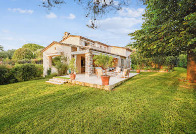 Villa avec piscine et terrasse 2