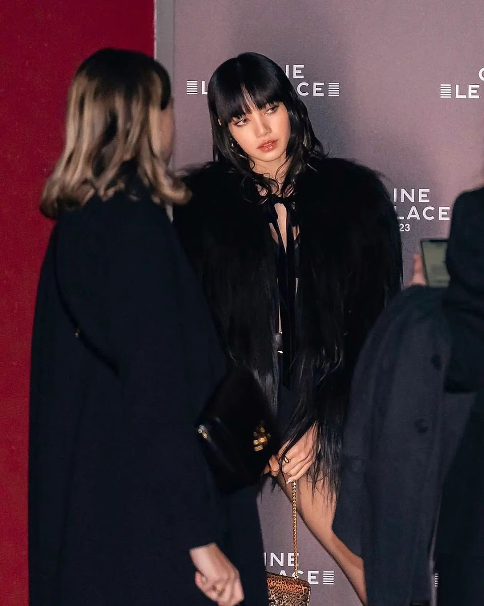 BLACKPINK's Lisa Looks Stunning At The Airport On The Way To CELINE's Paris  Fashion Show - Koreaboo