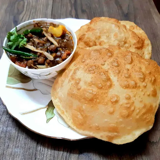 Aloo Bedmi Poori Paneerwali [2 Pieces]