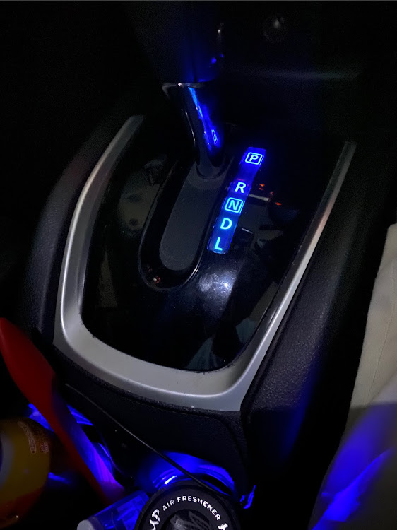 エクストレイルのシフトインジケーター・青LED・エクストレイルT32・シフトノブに関するカスタム事例の投稿画像1枚目