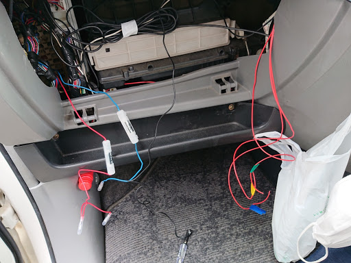トヨタ ヴォクシーを華麗にカスタム By Tipster 05 28 ヒューズボックスから電源取り出し運転席側に電源を引っ張ってフロントのエンジンルームにも Cartune
