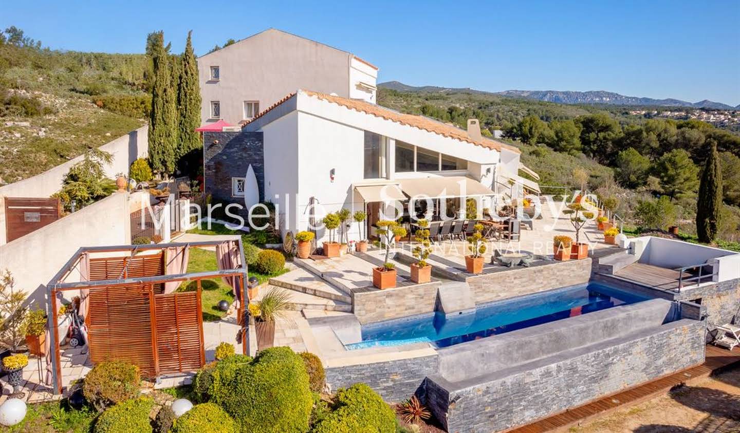 House with pool and garden Chateau gombert