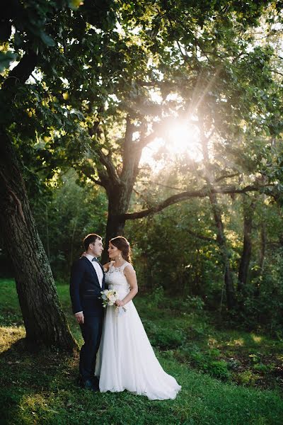 Wedding photographer Arina Miloserdova (miloserdovaarin). Photo of 18 September 2015