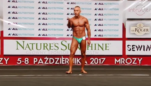 Svešteniku bodibilderu zabranjeno da sablažnjava vernike na takmičenjima (VIDEO)