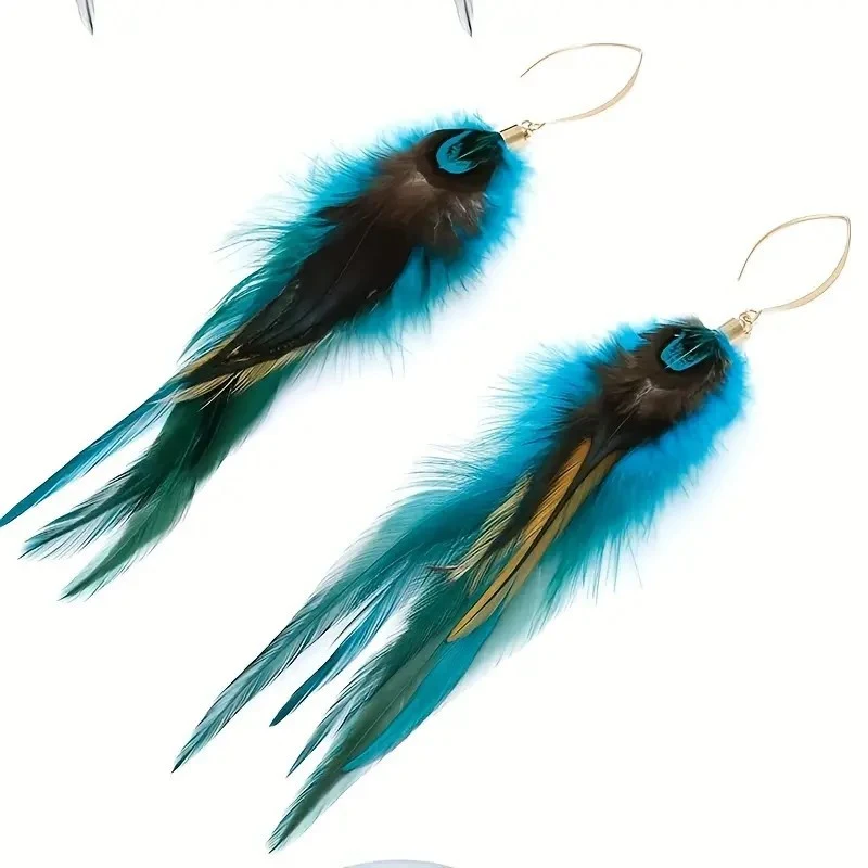 Boucles d'oreilles ethniques longues en plumes rétro, accessoire de mode bohème pour un look original et plein de charme.