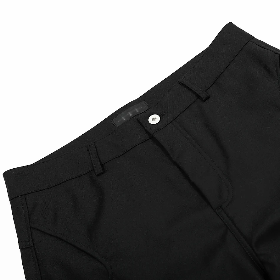Široke, jednobojne plisirane pantalone za odela, koje se lako kombinuju. Udobne i elegantne za svaku priliku. Savršen stil bez napora.