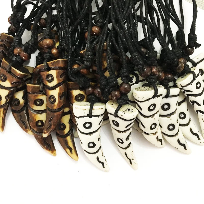 Collier vintage en résine motif dent de loup. Un bijou unique pour affirmer votre style et votre passion pour la nature. Élégance et originalité.