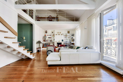 Modern living room with mezzanine and stairs - Prestige property for sale in Paris 15ème, 5 rooms, 3 bedrooms