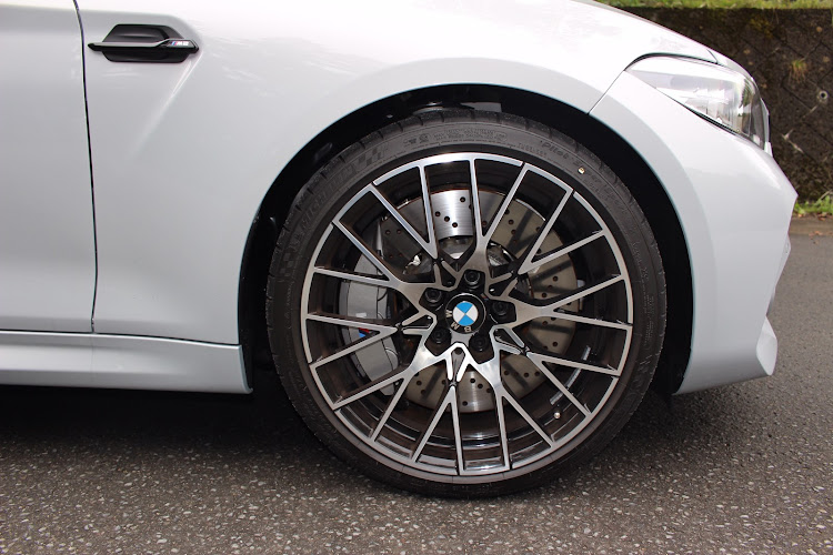 M2 クーペのBMW  M2コンペティション・リアフェンダー・ブレーキキャリパーに関するカスタム事例の投稿画像3枚目