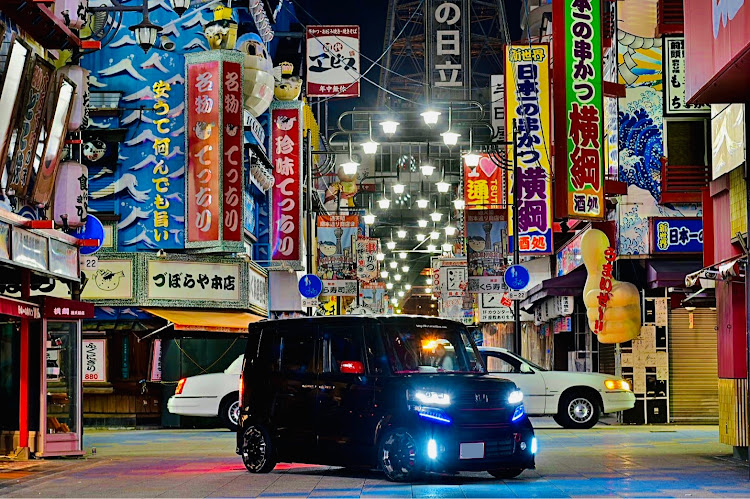 Nボックスカスタムの一眼レフ・新世界の夜・ＮBOXカスタム・うまく撮れた・クラウンアスリートに関するカスタム事例の投稿画像1枚目