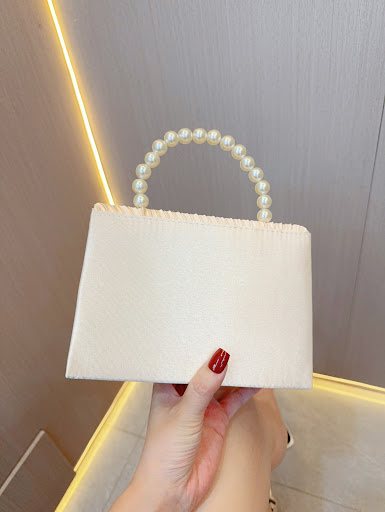 Title 4, Womens Fashion Pleated Evening Bag A stylish e...