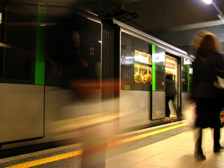 Frenesia metropolitana di Simone De Barba