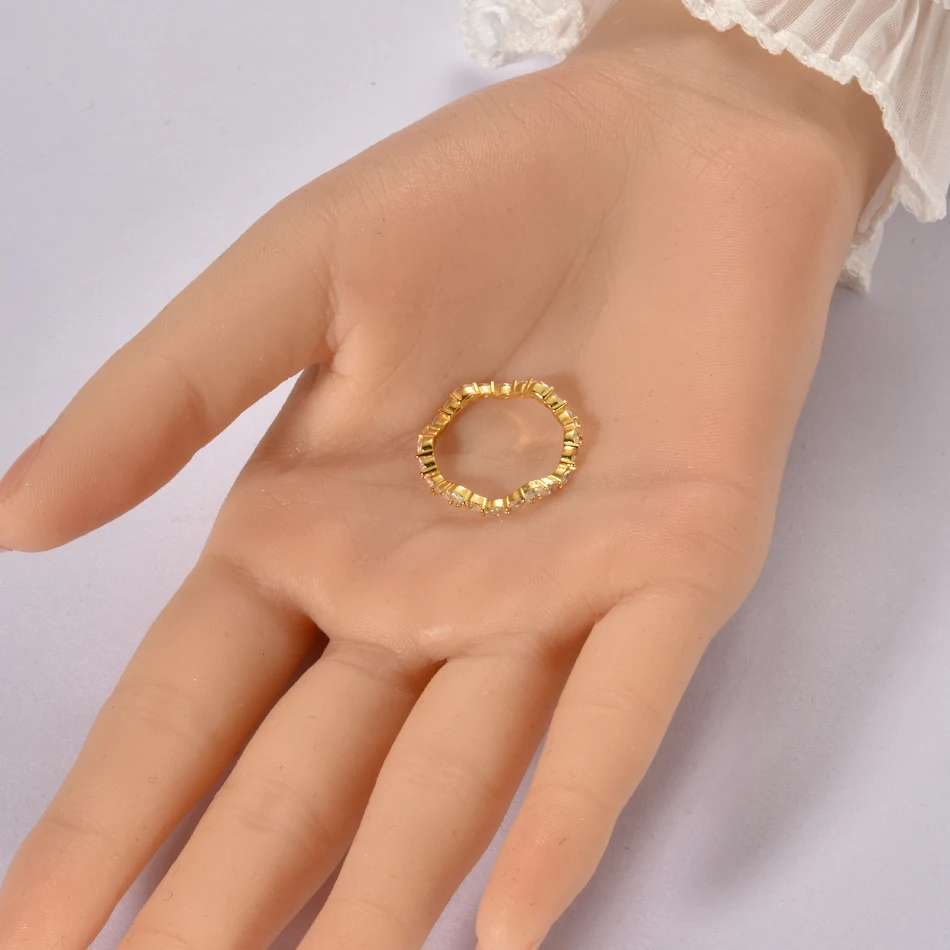 Anillo de moda para mujer con incrustaciones plateadas de onda Un accesorio elegante que realza tu estilo diario con diseño único y brillo sutil.