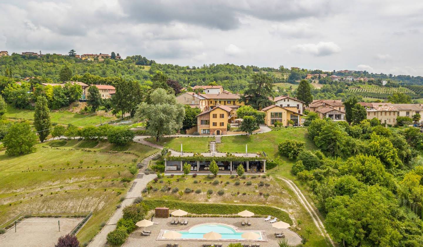 Corps de ferme avec jardin et piscine Gabiano