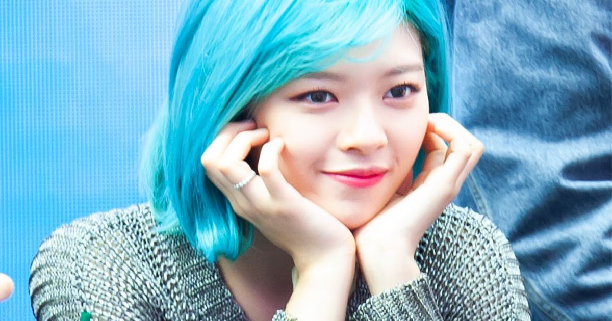 Jeongyeon's Blue Hair and Short Hair Combo - wide 3