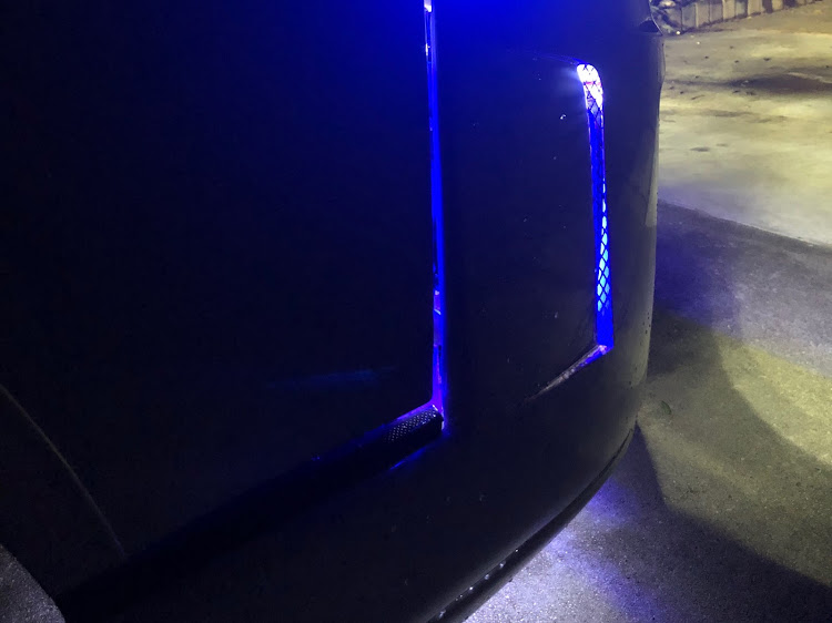 ハイエースのダイナスティ・イグジストEVO・アンダーLED・エアロ・外装・ライト紹介に関するカスタム事例の投稿画像5枚目
