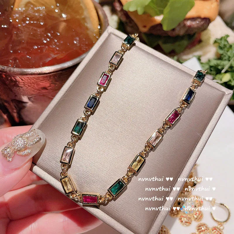 Collier Rectangulaire avec Goutte d'Eau Rouge Grenat Plaqué Or 18K, Élégance et Raffinement pour Toutes les Occasions.