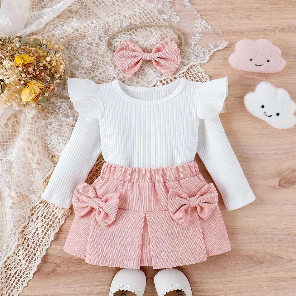 Robe courte en dentelle avec nœud papillon pour bébés et tout-petits, avec coiffe, ensemble trois pièces pour un look adorable