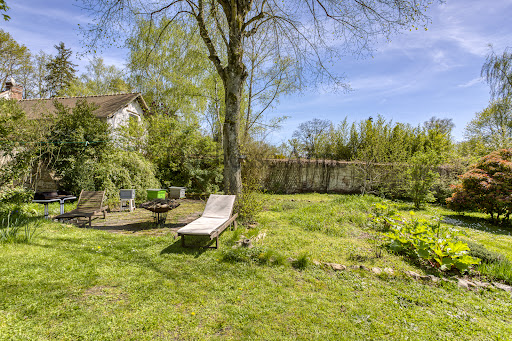 House with garden 3