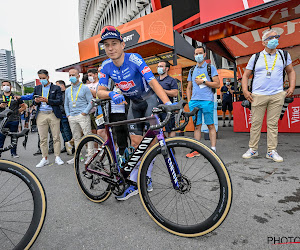 🎥 Jasper Philipsen krijgt na de finish extra steun die met een kwinkslag reageert