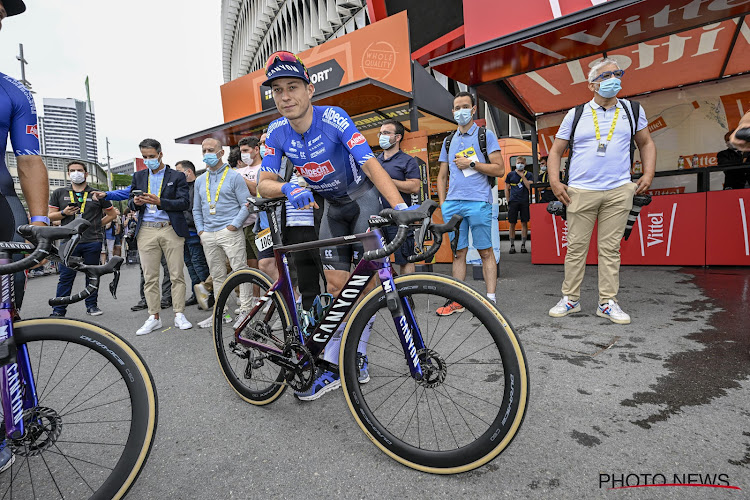 🎥 Jasper Philipsen krijgt na de finish extra steun die met een kwinkslag reageert