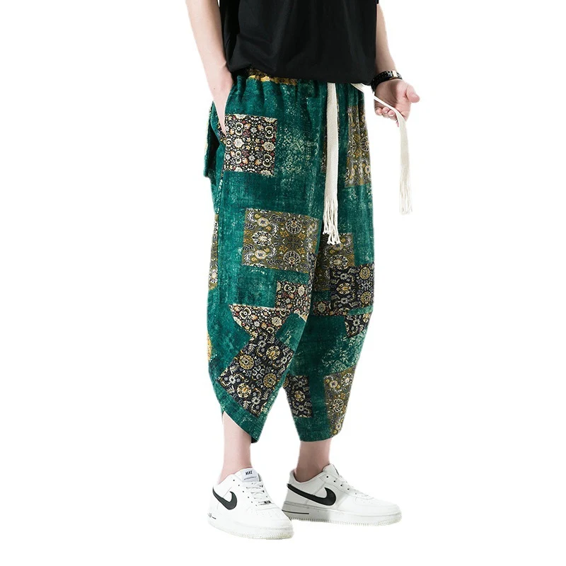 Etnische bloemenprint cropped broek voor heren. Zomerse, comfortabele broek met een ontspannen uitstraling. Stijlvol en luchtig.