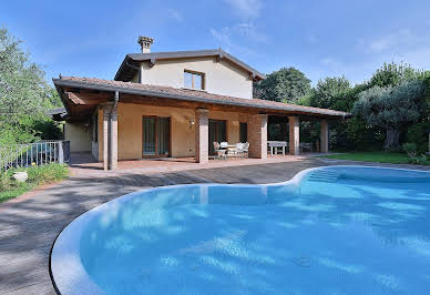 Villa avec piscine et jardin 1