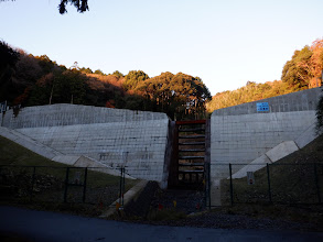 砂防堰堤は左から回り込む